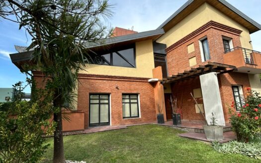 CASA EN VENTA – Barrio Privado La Soñada