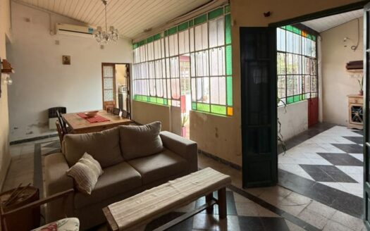 CASA EN VENTA – Esquina Henry y España